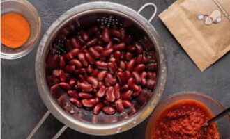 We dilute the tomato powder to a paste consistency, open a can of beans, put the beans in a sieve and rinse under running water.