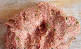 Mescolare energicamente. Dopo aver sbattuto bene il pezzo, non è necessario aggiungere un uovo alla carne macinata. Quando viene battuta, la carne macinata diventa viscosa e non necessita di ingredienti di fissaggio.