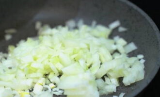 Picar la cebolla para el relleno y sofreírla hasta que esté transparente en aceite vegetal.