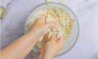 Add the oil and quickly grind it into crumbs. Cover the mixture with cling film and place it on the refrigerator shelf.