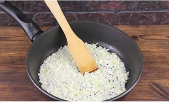 Heat a frying pan with vegetable oil. Finely chop the peeled onion. Fry.