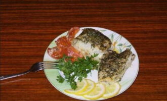 Coloque el fletán horneado en papel de aluminio en el horno en platos y sírvalo para el almuerzo, agregando una guarnición y hierbas. ¡Buen provecho!