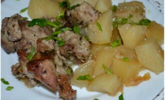 Place the cooked potatoes and meat in the oven on a baking sheet into portioned plates, add herbs and serve hot. Bon appetit!