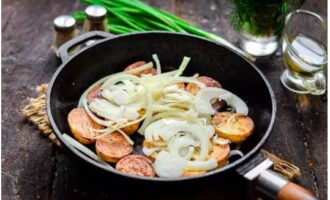 Zwiebeln zu den goldenen Kartoffeln geben.