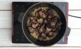 Add pieces of lamb to the onion. Cook for about 10-15 minutes, stirring constantly.