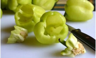 Peel bell peppers of the same size from the stalks with partitions and seeds, and rinse.