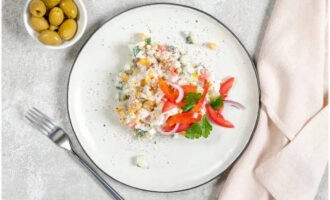 Metti l'insalata di granchio preparata con riso e mais in frigorifero per almeno 1 ora. Disponete quindi in insalatiere porzionate, decorate a vostro piacimento e servite. Buon appetito!