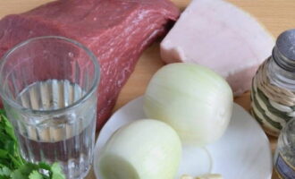 Prepare the filling ingredients: peel the onion, rinse and dry the veal.