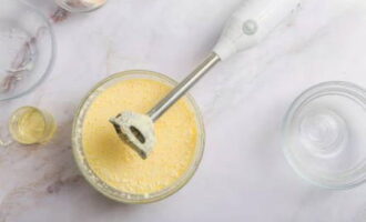 To prepare the filling, use an immersion blender to beat the cottage cheese, two types of sugar and eggs until smooth.