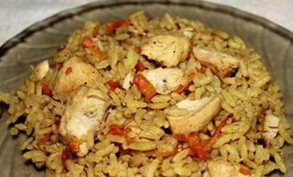 Divide the prepared chicken pilaf in the Redmond multicooker into portioned plates and serve hot for lunch. Bon appetit!