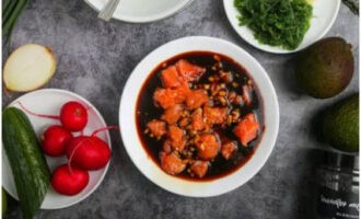 Cut the salmon fillet into small cubes. Pour the remaining sauce over them and marinate for two minutes.