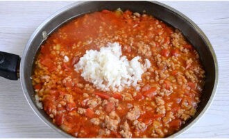 Coloque o arroz cozido no molho de carne e cozinhe por um quarto de hora até engrossar. Cubra se necessário.