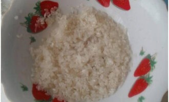 Rinse the rice well under water. If necessary, we sort it out.