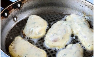 Heat a frying pan with vegetable oil. We put the fish here.