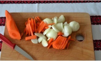 Without wasting time, cut the carrots into strips and the onion into quarter rings.