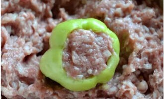 Fill the prepared peppers with the mixed minced meat.