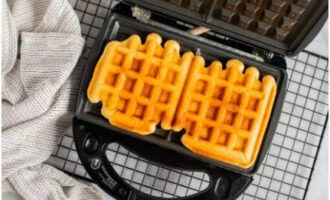 We plug in the electrical appliance. Place the dough on the heated surface. After closing, cook the waffles for 5-10 minutes. Time costs depend on the power of the equipment. After 5 minutes, check readiness. The waffles should be golden brown on the outside and well baked on the inside.