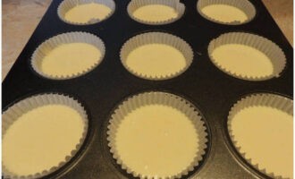 Insert paper cups into a metal muffin tin and fill them ⅔ full. Place in a hot oven at 180°C and bake for 25 minutes. We pierce the finished baked goods with a toothpick to check whether the dough is baked.