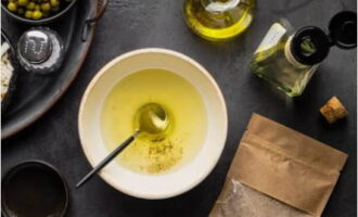 In una ciotola separata, mescolare l'olio vegetale con aceto, pepe macinato e sale.