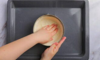 Grease a baking dish with vegetable oil and pour in ½ crumbs, pressing with your fingers to shape the bottom and sides.