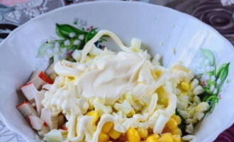 Garam salad dan tuangkannya dengan mayonis berkualiti tinggi.