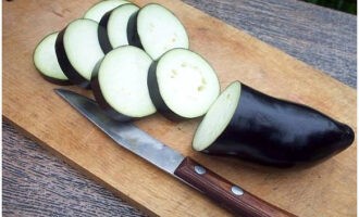 Hetzelfde doen we met aubergines.Om een ​​uniforme bereiding te garanderen, mag de dikte van de plakjes niet groter zijn dan 1-1,5 centimeter.