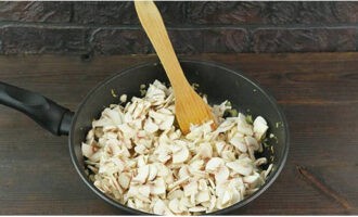 Thinly slice the washed champignons and place in a frying pan.