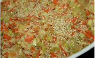 While stirring, fry until the egg mixture is cooked through. Sprinkle with sesame seeds.