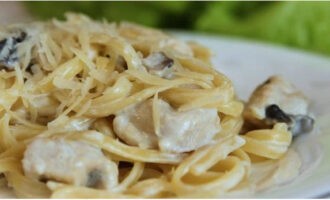 Chicken with mushrooms in cream in a frying pan is ready. Serve with a side dish!