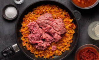 Then increase the heat and add the minced meat to the vegetables, stirring frequently until the color of the beef changes.