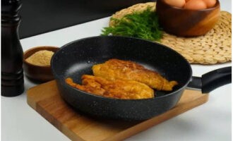 Heat the sunflower oil in a frying pan and fry the schnitzels over moderate heat for 3 minutes on each side.