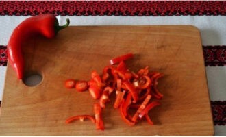 Cut the bell pepper pulp into bars.