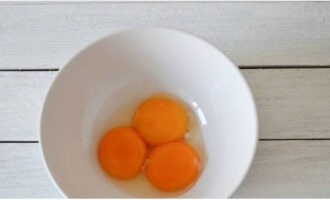 Bahagikan telur kepada putih dan kuning, tuangkan kuning ke dalam mangkuk. Garam, lada sulah dan pukul. Kami meletakkan putih di dalam peti sejuk; kami tidak memerlukannya dalam resipi ini.