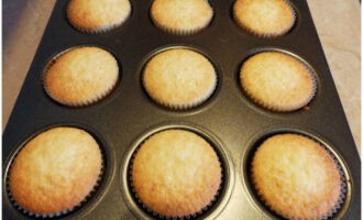 Togliere i cupcakes dalla padella e farli raffreddare completamente.