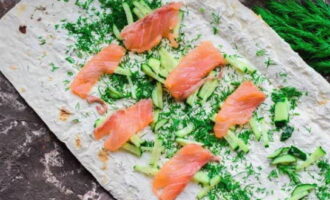 Schik de stukjes zalm en komkommer willekeurig, breng op smaak met knoflookkorrels, peper en een snufje zout.