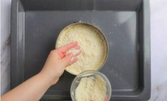 Spread the curd filling onto the base in an even layer, sprinkle with the rest of the dough and bake for 45-60 minutes in an oven preheated to 180 degrees.