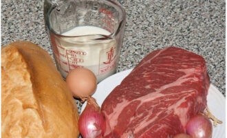 Comment cuisiner un délicieux plat de bœuf haché ? Lavez le bœuf et séchez-le avec du papier absorbant. Épluchez les têtes d'oignons.