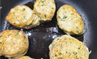 Heat vegetable oil in a frying pan. Place a tablespoon of the dough into the hot oil in the form of small pancakes. Fry them over low heat under a covered lid until golden brown on both sides.