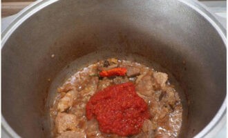 Place tomato sauce in a cauldron and add a little sugar. Mix.