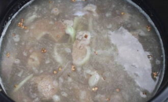 Pagkatapos ay ibuhos ang 2 tasa ng kumukulong tubig sa mangkok. Budburan ng asin ang napili mong pampalasa. Isara ang takip at i-on ang Stew o Cook program para sa default na oras, ngunit maaaring sapat na ang 30 minuto.