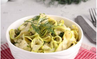 Nadat de tijd is verstreken, serveren we het voorgerecht en serveren het. Eet smakelijk! 