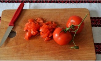 Chop ripe tomatoes.