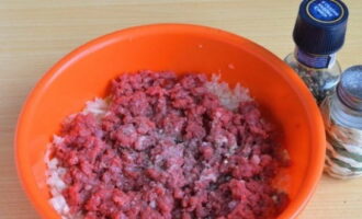 We also cut the meat very finely and send it to the vegetables, sprinkle with seasonings and salt.