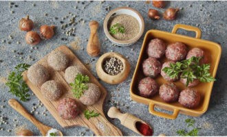 Lasciare raffreddare le polpette preparate per 20 minuti. Queste polpette possono essere utilizzate per preparare zuppe, bollite o al forno. Buon appetito!