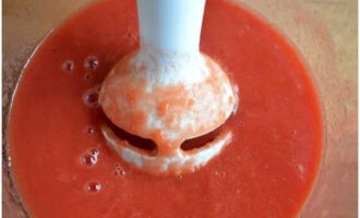 Using any kitchen gadget, chop fresh/canned tomatoes to obtain about 800 ml of tomato pulp, or take ready-made tomato juice.