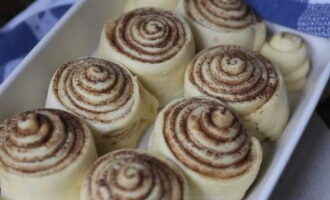 Breng de bereidingen over in een ovenschaal. Laat een uur staan ​​en bak dan 20 minuten op 170 graden.