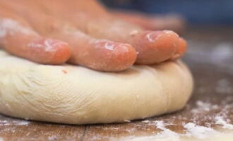 Couvrir la garniture de pâte et former des blancs bien nets.