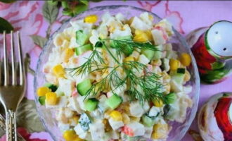 Salad yang ringkas dan lazat dengan jagung dalam tin sudah sedia! Pindahkan ke dalam hidangan dan hidangkan. Selamat menjamu selera! 