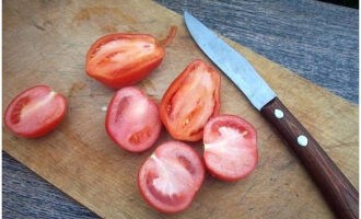 Verdeel de tomaten in de lengte.