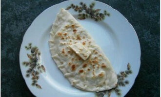 In a dry frying pan, fry each flatbread until golden brown on both sides.